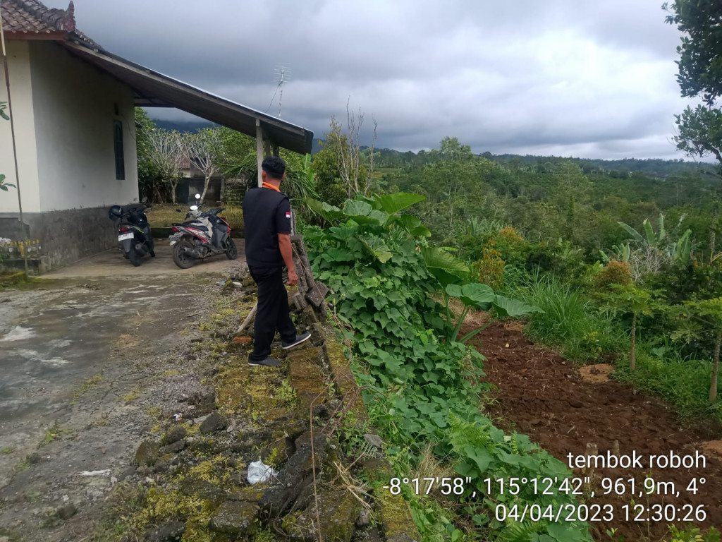Tembok Roboh di Banjar Auman, Desa Pelaga, Kecamatan Petang Tanggal 04 April 2023